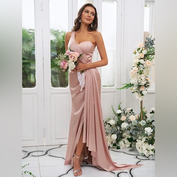 Ruched One-shoulder Formal dress - Picture 5 of 9